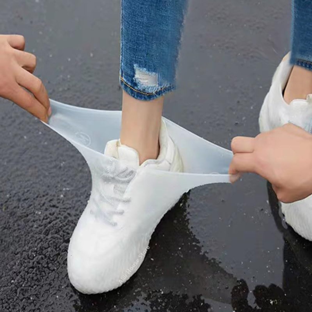 Overshoes - 1 Pair - Waterproof Silicone Overshoes - Reusable, Non-slip, Suitable for Outdoor Activities (White - Size M)
