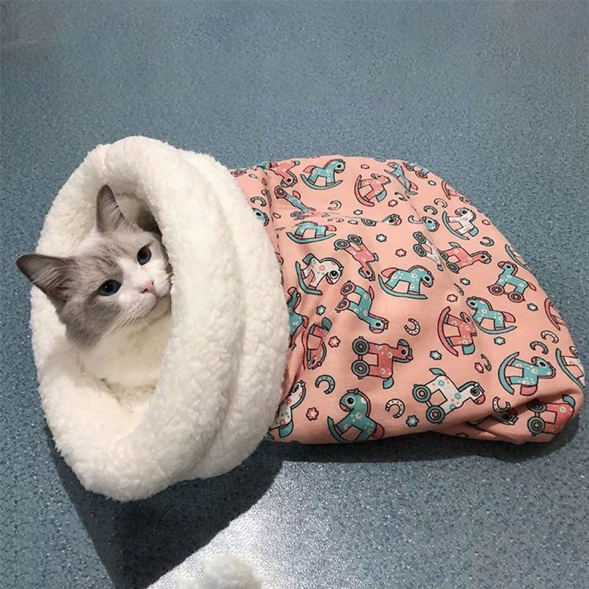 Cat Bed - Pet Sleeping Bag - Warm Pet Bed - Winter Cat House - Suitable for Indoor Use - Comfortable and Sheltered - Give Your Pet a Warm Hideaway...