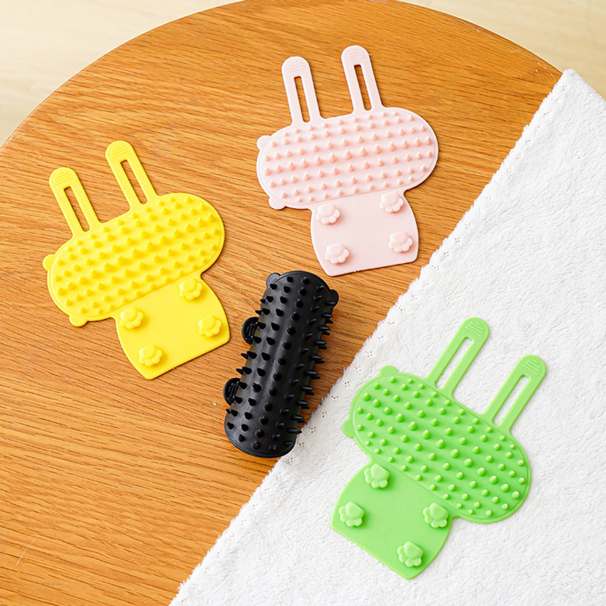 Cat Toys - Set of 4 - Scratching Post - Cat Comb - Made of Silicone - Reduces flying hair, scratching and itching - An excellent gift for cat...