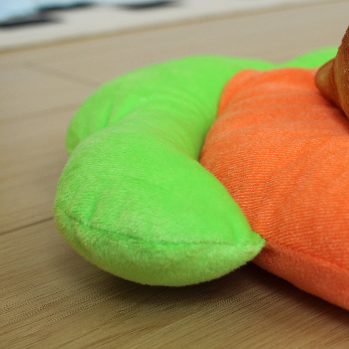 Pet Sleeping Mat - Warm Blanket - Soft Fabric - Cute Radish Shape - Suitable for Cats and Dogs (S-25*33cm)